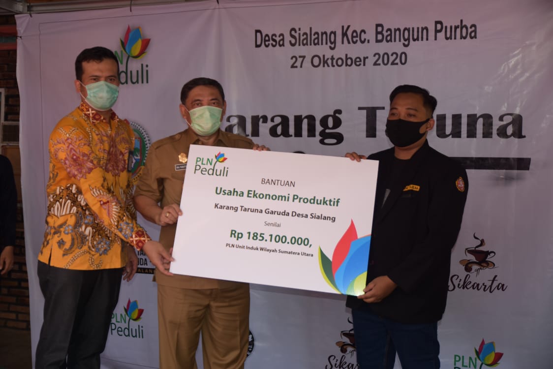 HUT PLN Wabup  DS Serahkan 8 Kunci Bedah Rumah Layak Huni Di Desa Sialang