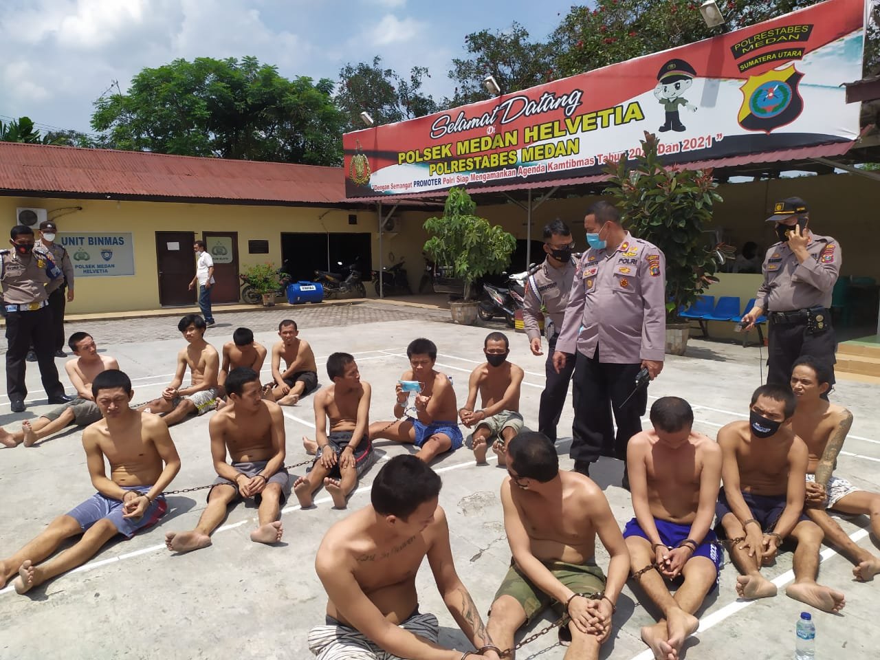 Menjaga Tetap Sehat, Polsek Helvetia Ajak Para Tahanan Berjemur Diri dan Cukur Rambut