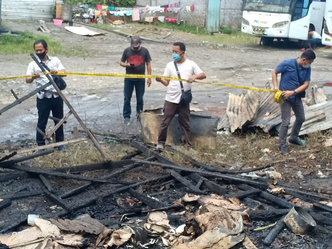 Usaha Rumahan Penjual Helm di Ngumban Surbakti Dilalap Sijago Merah