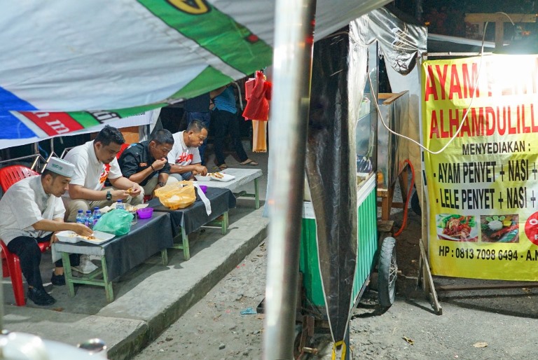 Makan Ayam Penyet Tepi Jalan, Ini Pesan Bobby Nasution