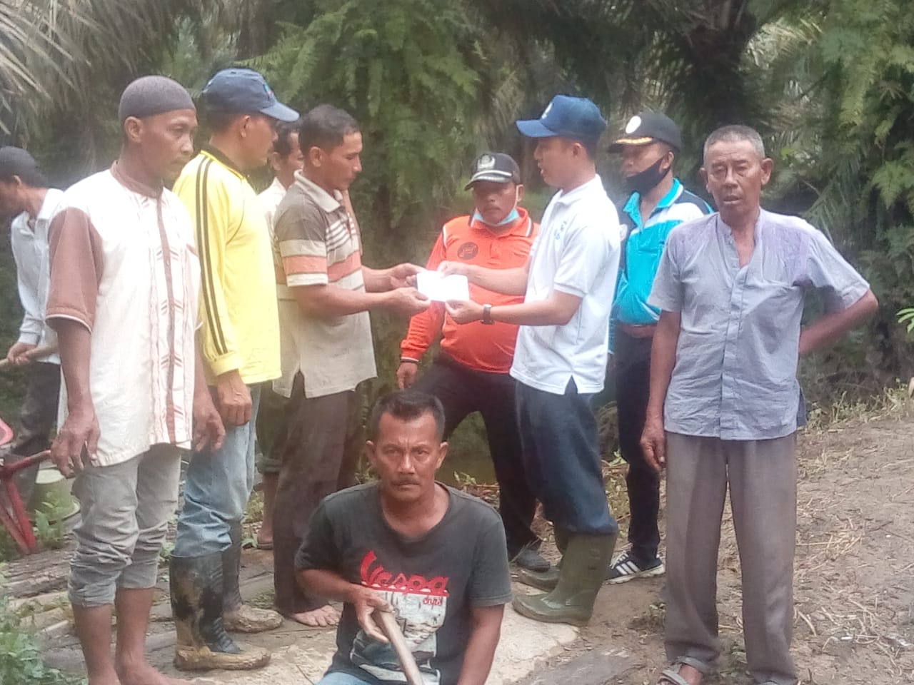 Jembatan Ambruk Warga dan Kades Bergotong Royong Dengan Dana Swadaya Masyarakat dan Kantor Desa, Perlu Perhatian Pemkab Langkat