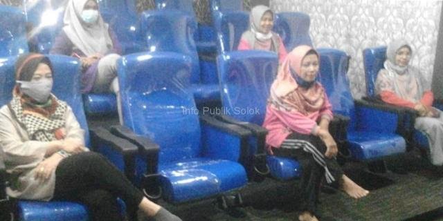 Kadis Perpustakaan dan Kearsipan Solok Wadirman ikuti aplikasi zoom metting Belajar dari Dunia Global