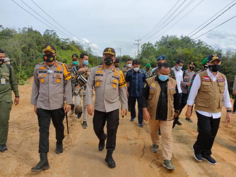 Tinjau Posko Terpadu Chek Point Perbatasan Riau â€“ Sumbar, Irjen Pol Agung Setya : Tetap Semangat