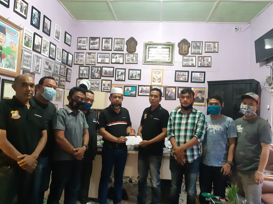 Ketua Pewarta Polrestabes Medan Berikan Santunan Kepada Salah Satu Orang Tua Anggota Sedang Sakit