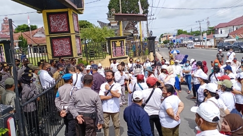 Pedagang Pasar Sidikalang Demo ke Kantor Bupati Dairi