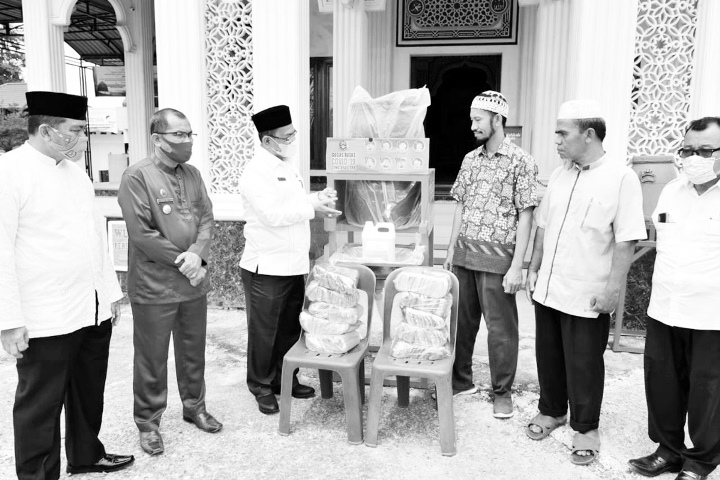 Pjs Bupati Serahkan Bantuan Covid-19 untuk Rumah Ibadah