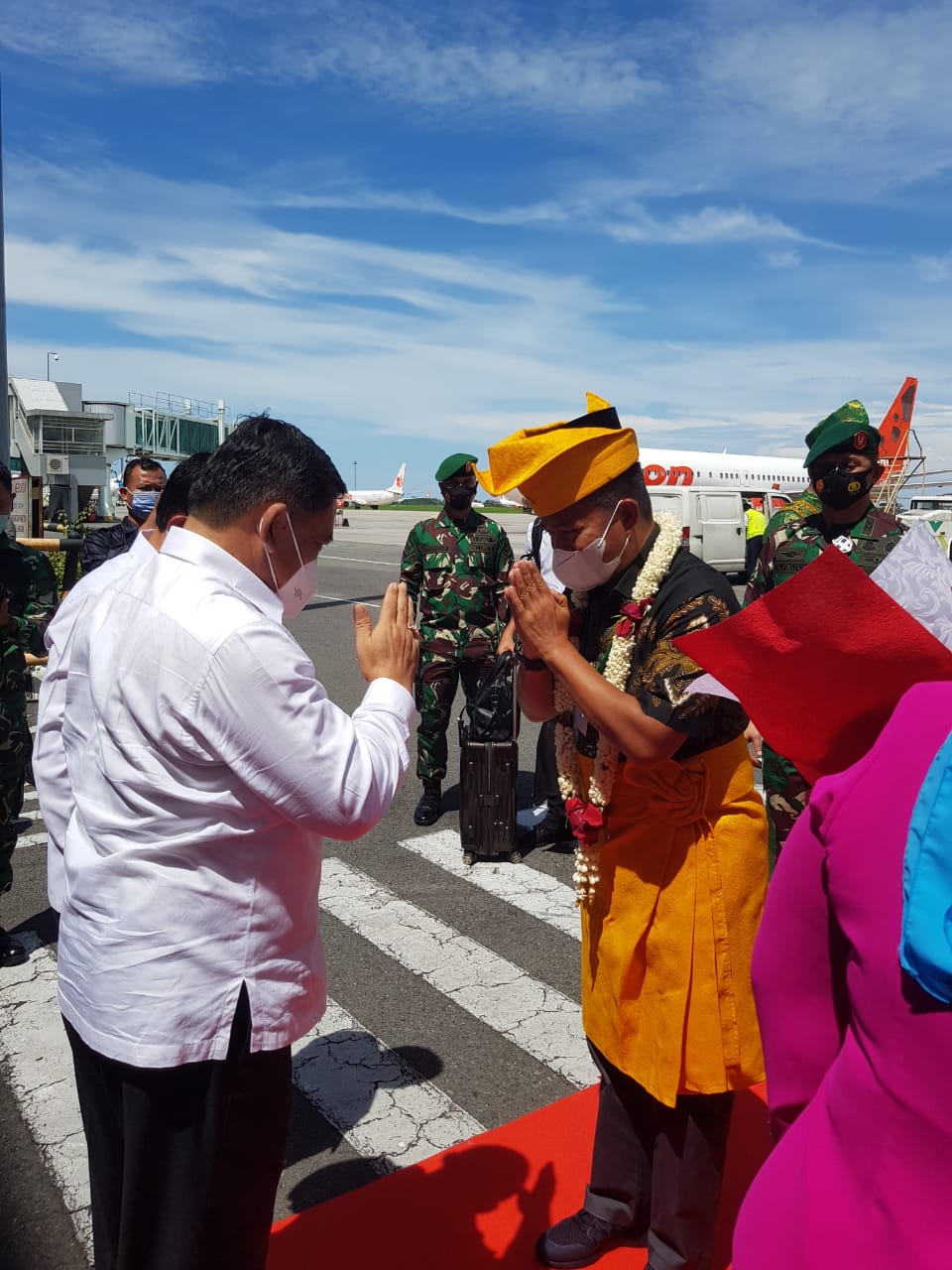 Wakil Bupati DSÂ  Sambut Kedatangan Pangdam I/BB yang Baru di Bandara Kualanamu