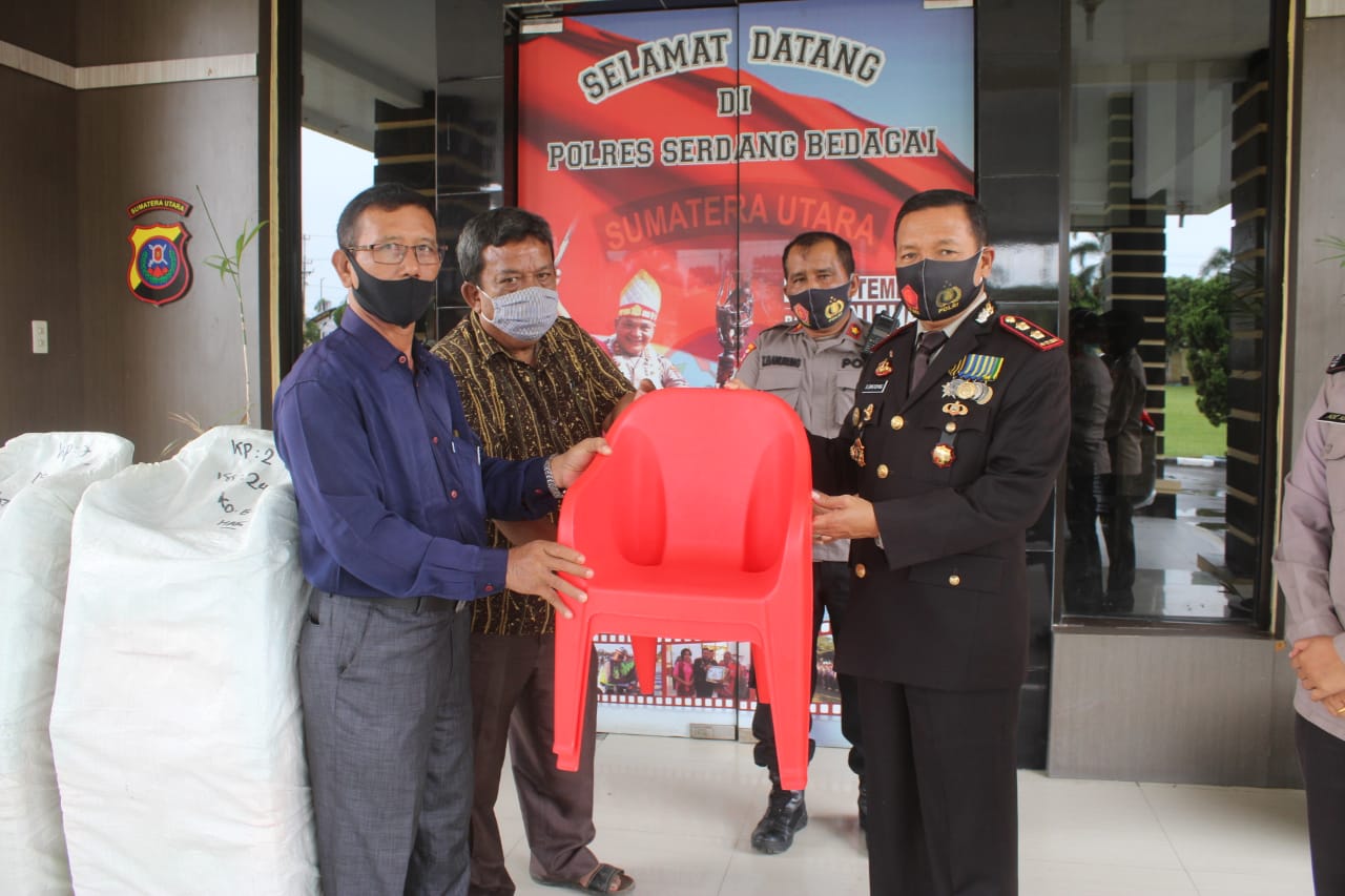 Kapolres Sergai Berikan Bantuan 50 Kursi Belajar kepada Sekolah Minggu