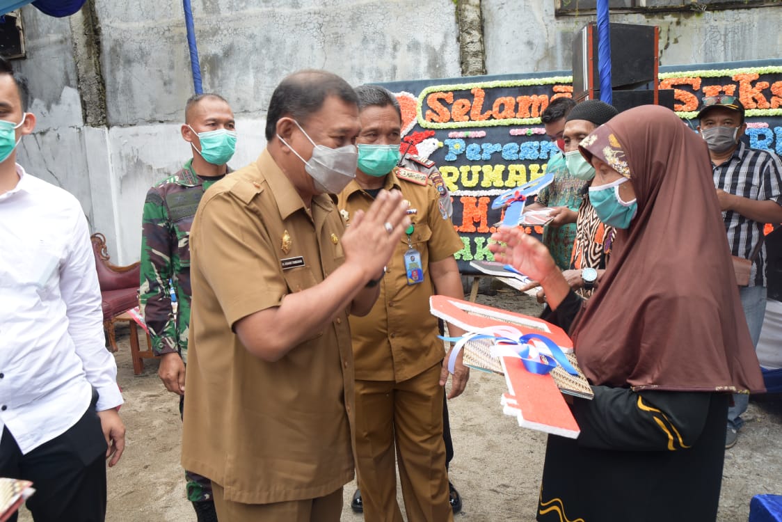 Bupati Ashari Tambunan Serahkan 7 Kunci Bedah Rumah