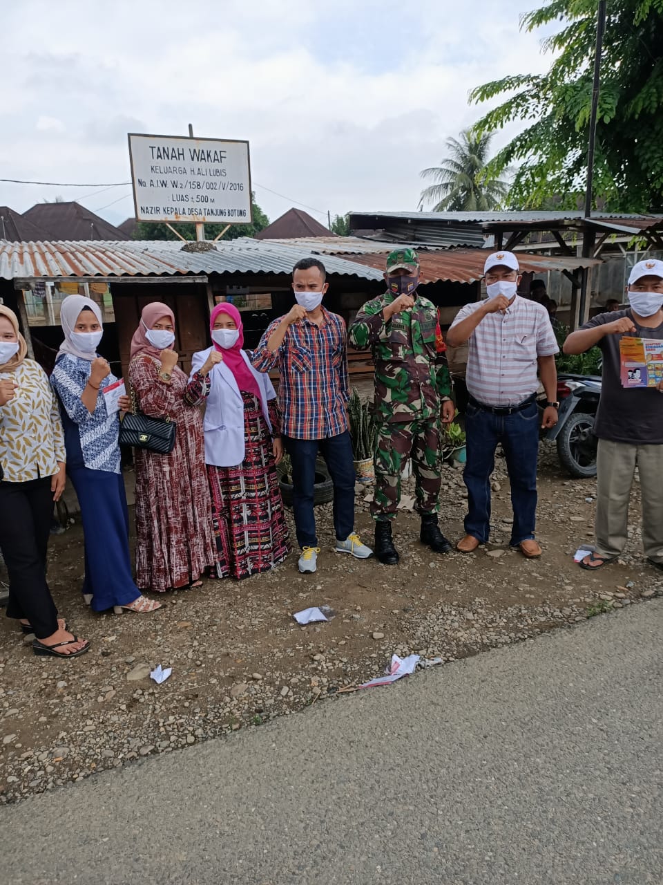 Memperingati HKN ke 56, Pemdes Tanjung Botung Bekerjasama dengan Puskesmas Membagikan Masker ke Warga