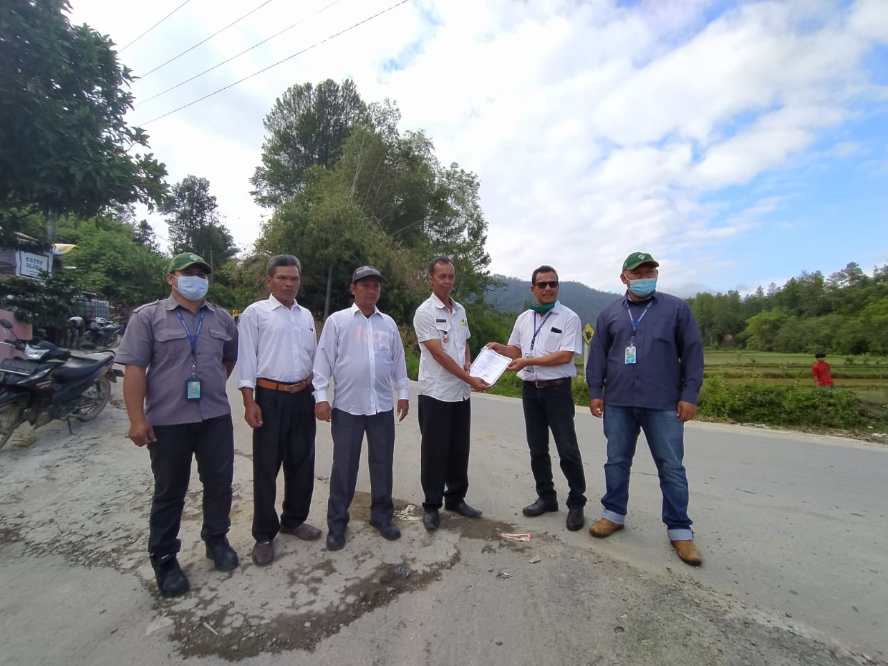 PT TPL Perbaiki Akses Jalan di Desa Pardomuan