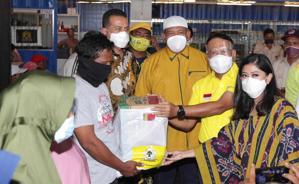 Golkar Serahkan 1000 Paket Sembako kepada Warga Belawan