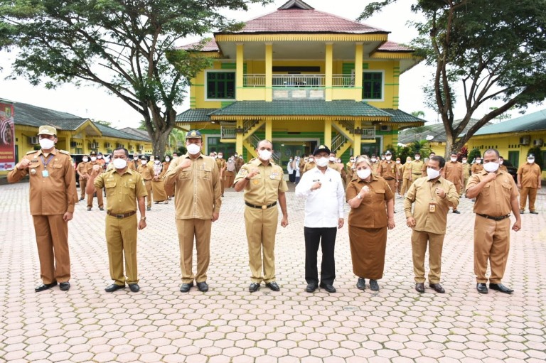 Peringati HKN ke-56, Pemkab Sergai Bagikan Masker Kepada ASN dan Masyarakat