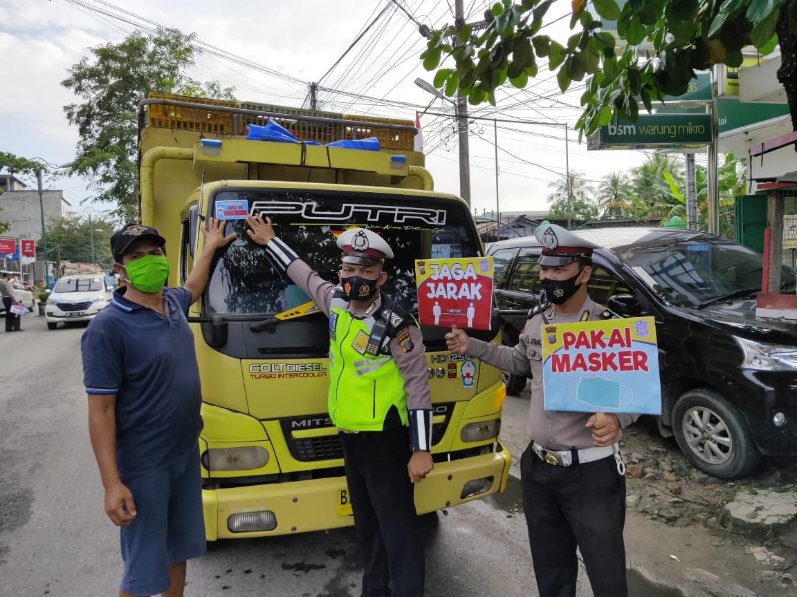 Sat Lantas Polres Tanjung Balai Laksanakan Protkes Covid-19 dengan Menempelkan Stiker 