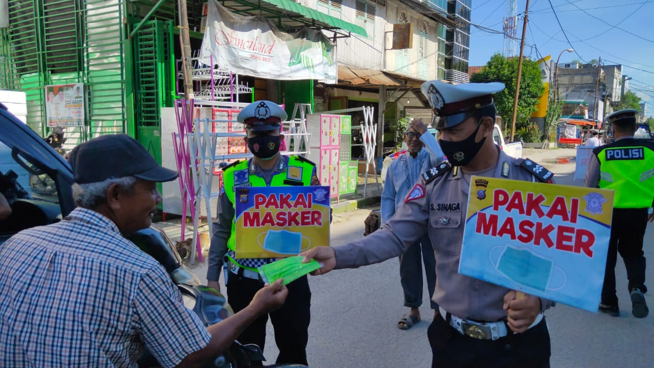Perduli Kesehatan, Sat Lantas Polres Tanjung Balai Bagikan Masker Gratis