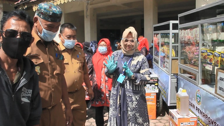 Ketua TP PKK Langkat Salurkan Bantuan Perlengkapan UMKM ke Pedagang