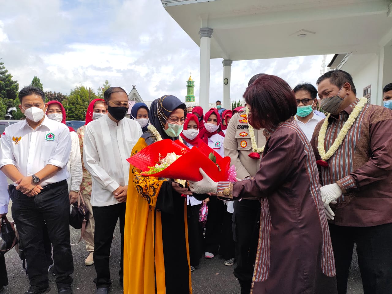 Bunda Indah dan Bupati Dairi Serukan Kebersamaan