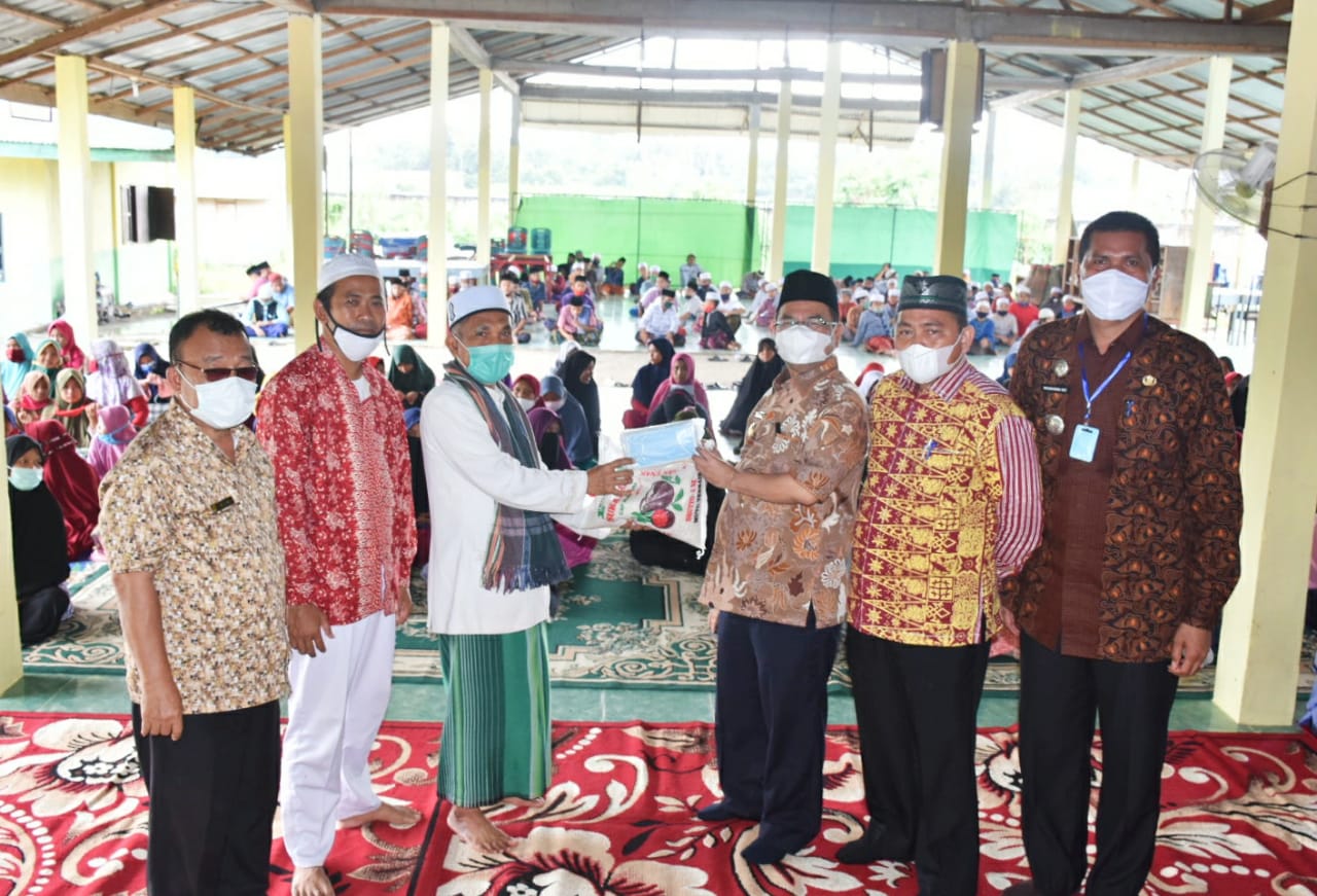 Cegah Terbentuknya Klaster, Pjs. Bupati Sergai Serahkan Bantuan Peralatan Protokol Kesehatan ke Pesantren