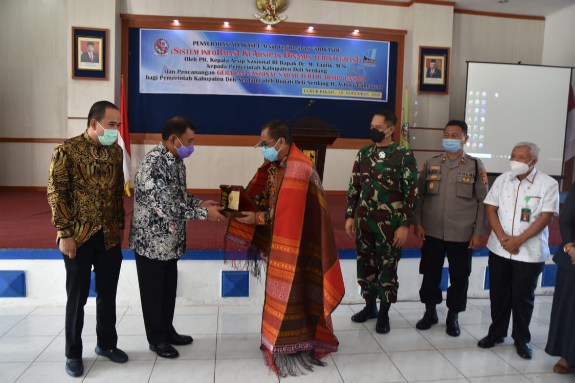 Bupati Ashari Tambunan Terima e-arsip dari ANRI