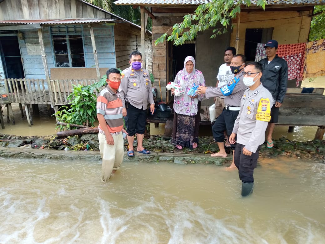 Polsek Bilah Hilir Bantu Korban Bencana Banjir di Pangkatan