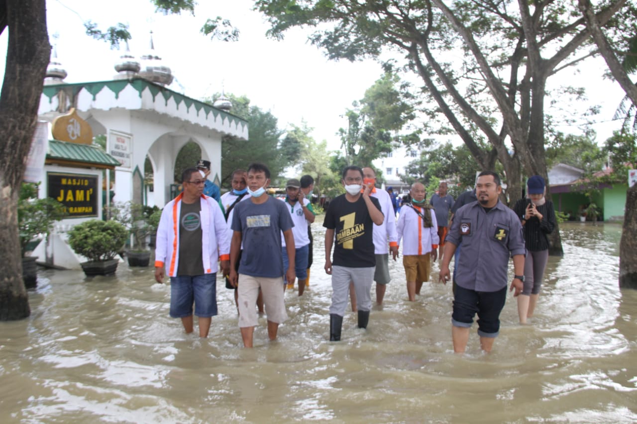 Calon Bupati Sergai H Darma Wijaya Tinjau Korban Banjir di Sei Rampah