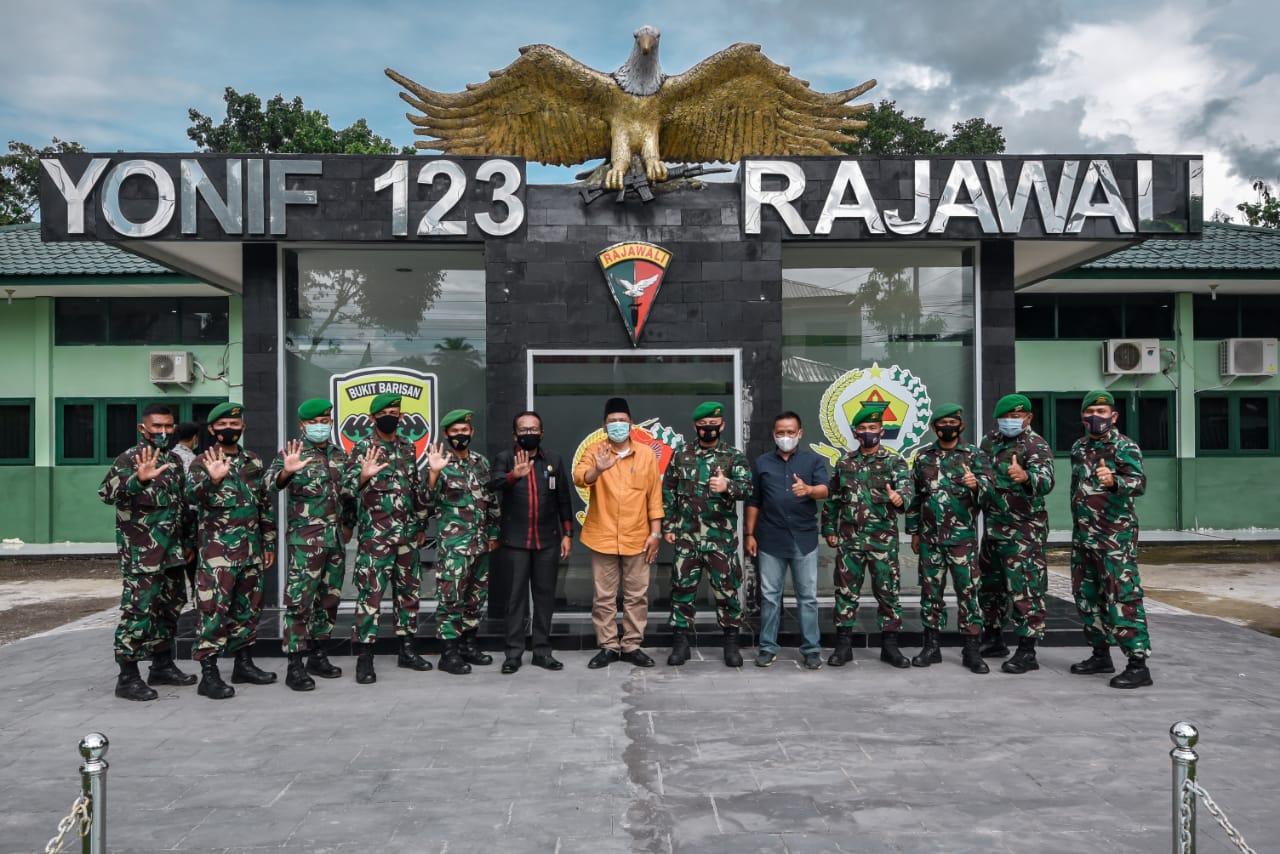 HUT Ke 56,Walikota Irsan Efendi Nasution Â Memberikan Surprice kepada Yonif 123/Rajawali