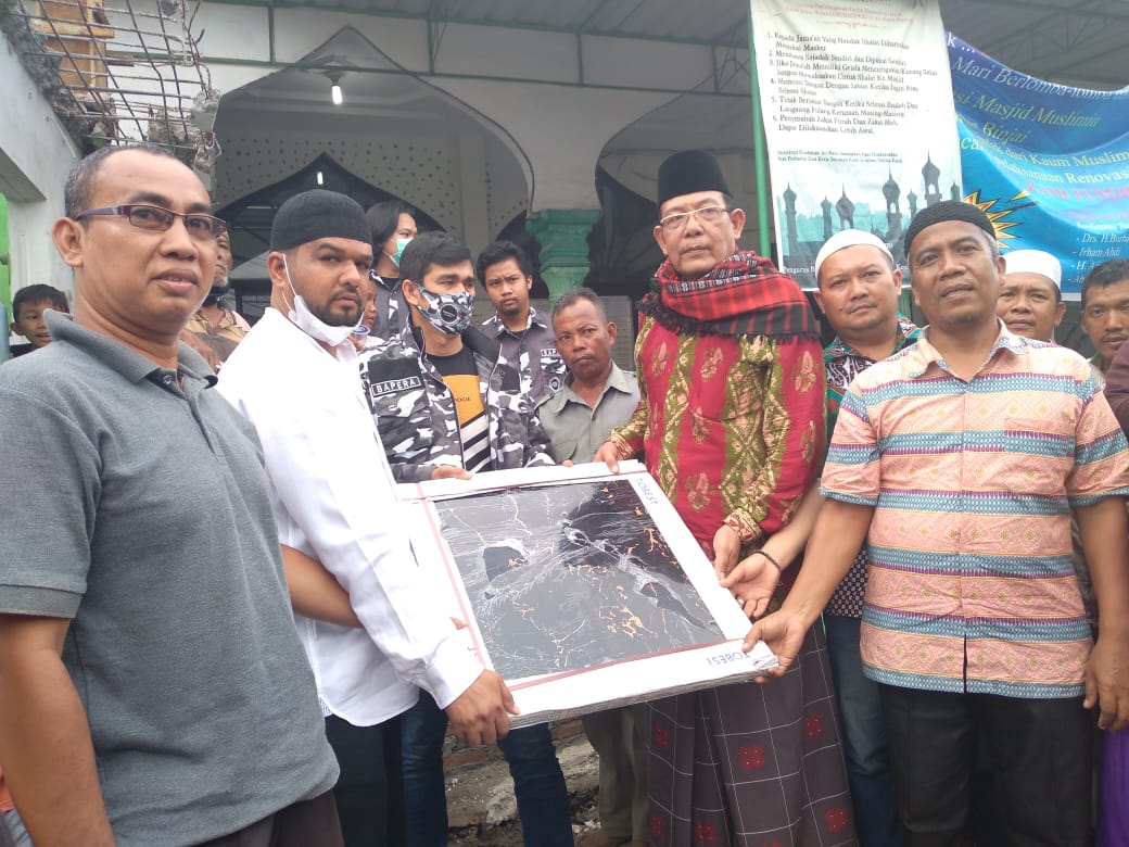 Ketua Bapera Sumut Sumbang 100 Kotak Granit ke Masjid Muslimin