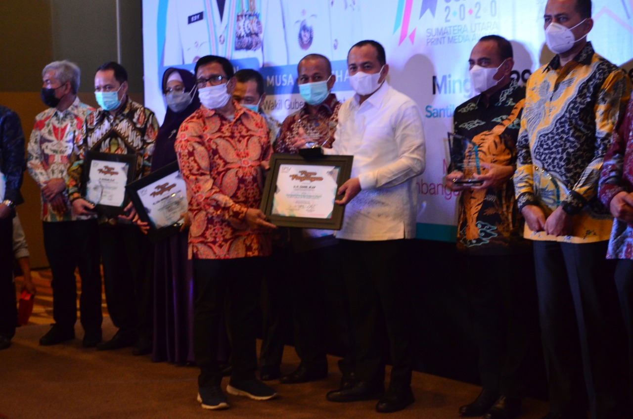 Bupati Zahir Bersama Gubsu dan Wagubsu Terima Penghargaan Sahabat Pers