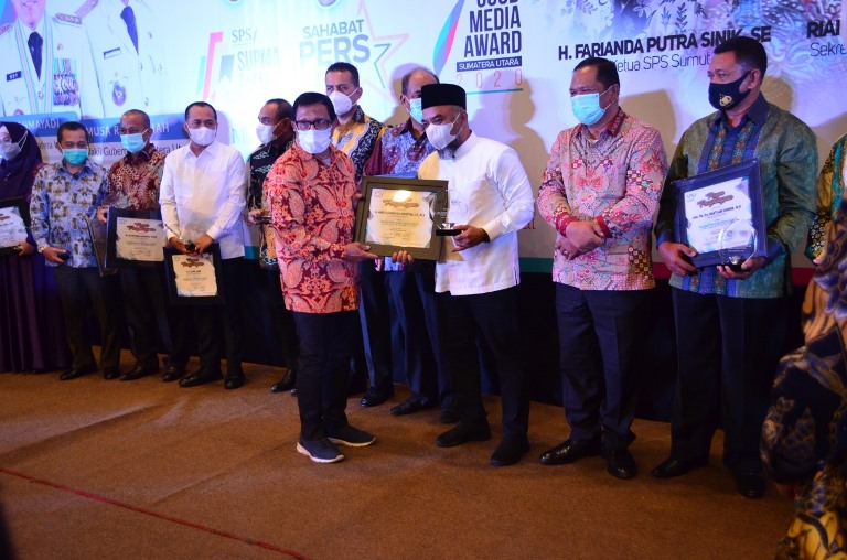 Andi Suhaimi Terima Penghargaan Anugerah Sahabat Pers