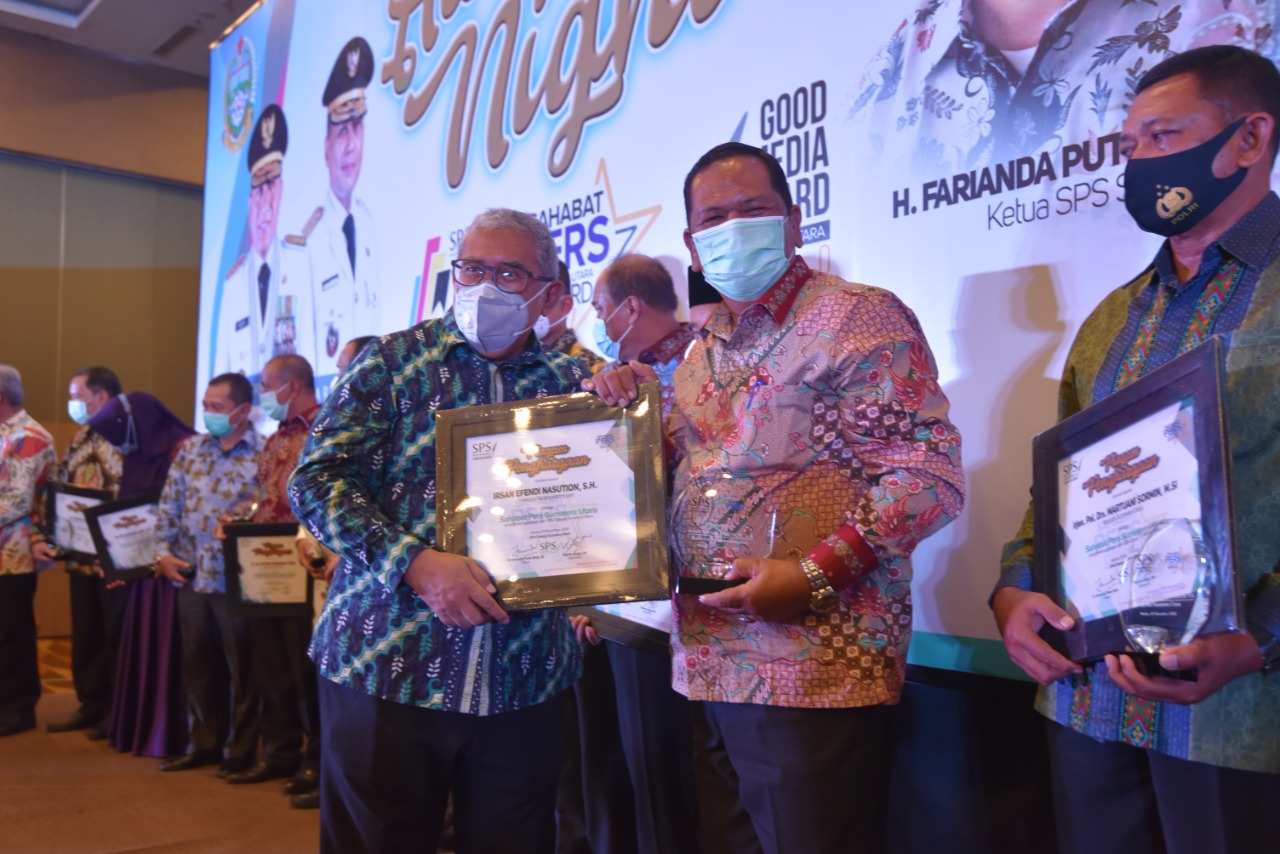 Walikota Irsan Efendi Nasution SH bersama sejumlah Walikota/Bupati dapat penghargaan sebagai â€œAnugerah Sahabat Persâ€