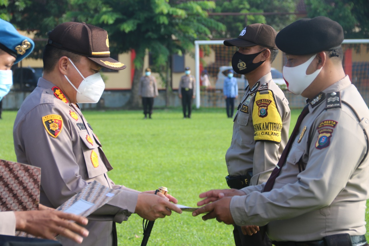 Kapolresta Deli Serdang Berikan Reward Kepada Anggota Berprestasi