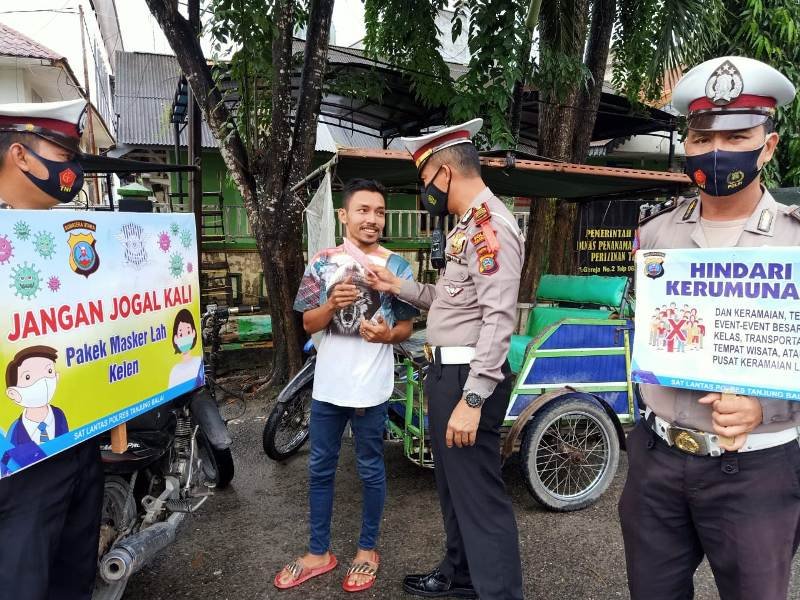 Peduli Kesehatan Warga, Sat Lantas Polres Tanjung Balai Bagikan Masker dan Sosialisasi Penegakan Hukum Protkes