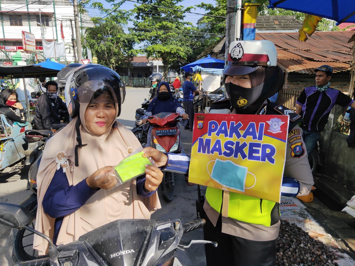 Satlantas Polres Tanjung Balai Bagikan Masker Geratis