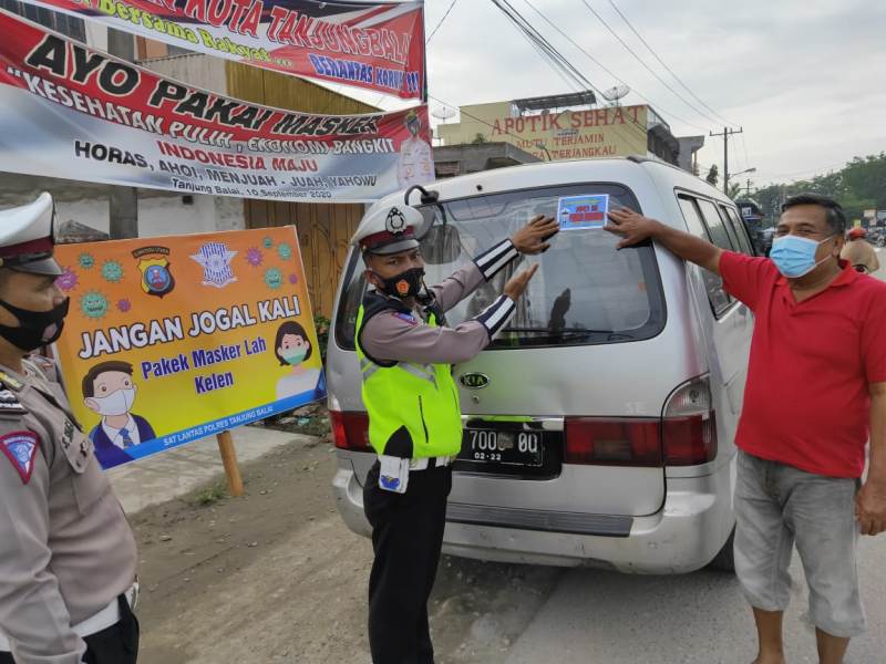 Satlantas Polres Tanjung Balai Tempel Stiker Pakai Masker