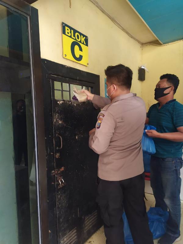 AKP Dedy Kurniawan Sisihkan Gajinya Beri Makan Siang Para Tahanan