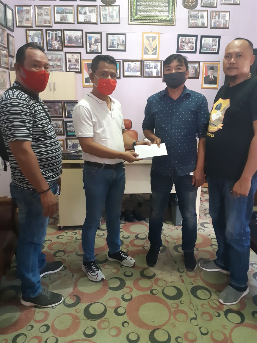 Ketua Pewarta Gulirkan Santunan Kepada Orang Tua Khairunnas Dirawat di Rumah Sakit