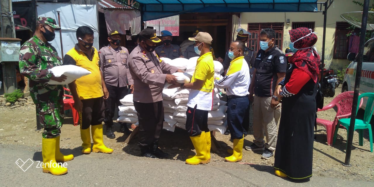 Polres Padanglawas Bantu Warga Terdampak Banjir di Kecamatan Sosa