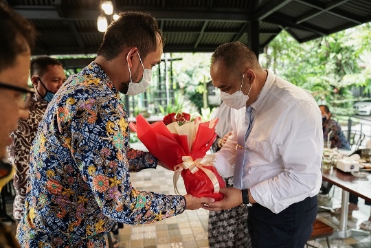 Hendra Dermawan Raih Gelar Doktor dengan Predikat Sangat Memuaskan