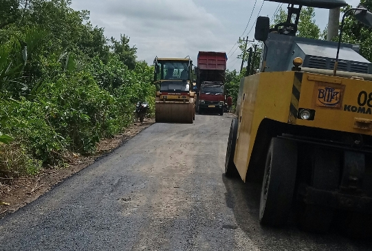 Pengaspalan Hotmix 300M Jalan Kuwala Gebang - Sanggalima 3 KM Sudah Hancur