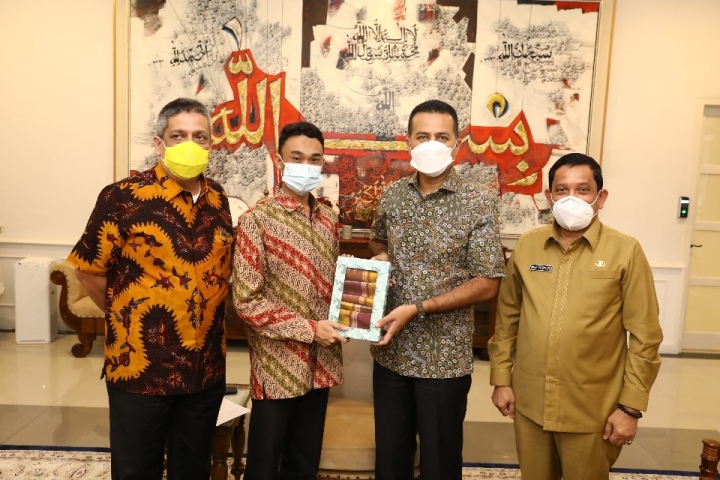 Pererat Silahturahmi Sultan Deli XIV Hadiahi Wagub Sumut Kain Warisan