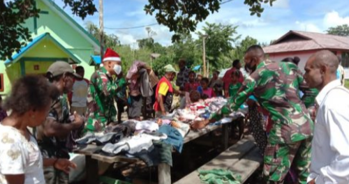 Jelang Tahun Baru 2021, Satgas Yonif MR 413 Kostrad Bagikan Kaos Layak Pakai Kepada Warga Perbatasan RI-PNG