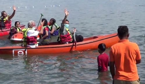 Sandiaga Uno Dayung kano di Danau Toba
