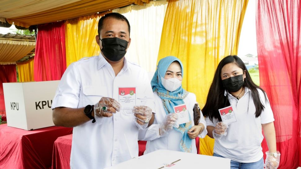 Aulia Rahman Pasangan Bobby Nasution Nyoblos di TPS 01 Medan Deli