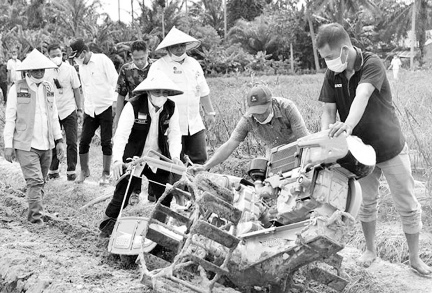 Bupati Serahkan Bantuan Traktor Tangan ke Kelompok Tani, Tingkatkan Ekonomi Petani
