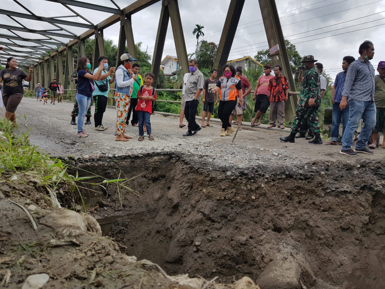 Bupati H Ashari Tambunan Tinjau Jembatan Merah Tuntungan di Desa Durin Jangak