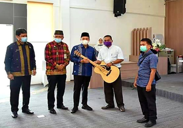 Bupati Batubara Serahkan Bantuan Alat Musik ke LPPD