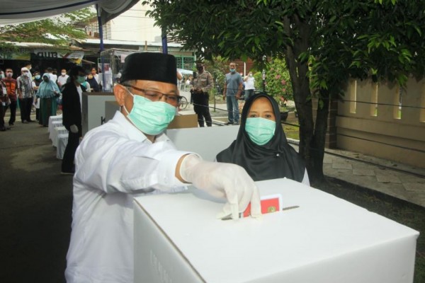 Cawalkot Medan Akhyar Nyoblos di TPS Bareng Keluarga