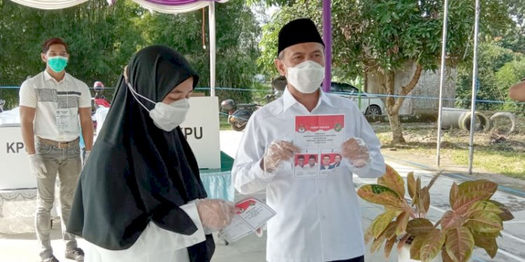 Didampingi Istri, H Salman Alfarisi Nyoblos di TPS 47 Johor