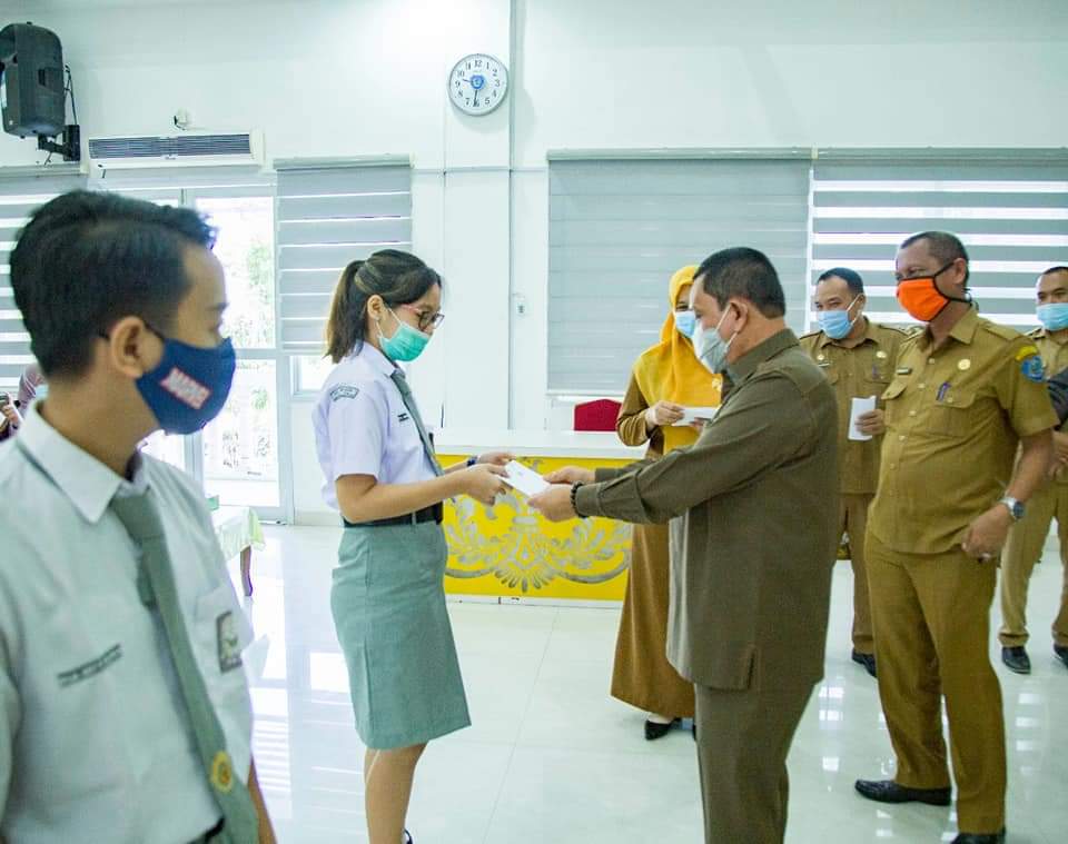 26 Mahasiswa Terima Simbolis Dari Pjs. Bupati Labuhanbatu Masuk Perguruan Tinggi.
