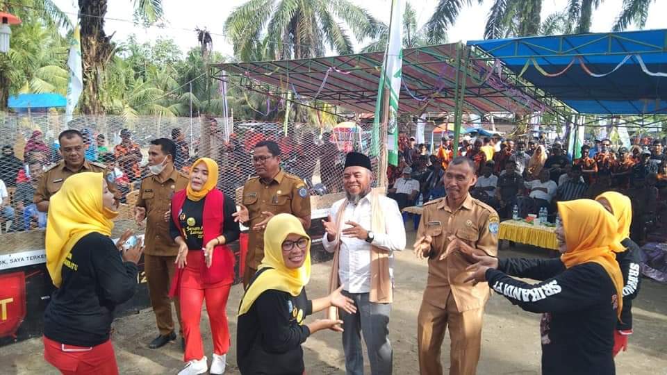 Bupati Labuhanbatu H. Andi Suhaimi Dalimunthe ST.MT Buka Turnamen Gasing Tradisi Kampung di Panai Hulu